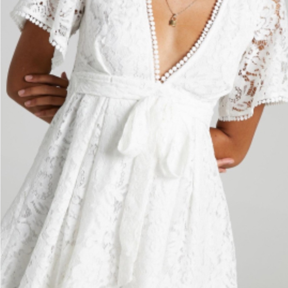 Elegant White Lace Dress NWT Showpo. Mini V